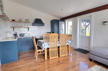 Kitchen & dining area